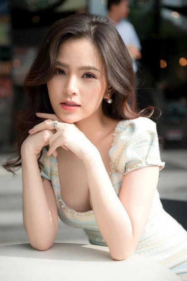 Từng "vượt mặt" Địch Lệ Nhiệt Ba, nhan sắc của "Thánh nữ mì gõ" Phi Huyền Trang gây ngỡ ngàng Từng "vượt mặt" Địch Lệ Nhiệt Ba, nhan sắc của "Thánh nữ mì gõ" Phi Huyền Trang gây ngỡ ngàng