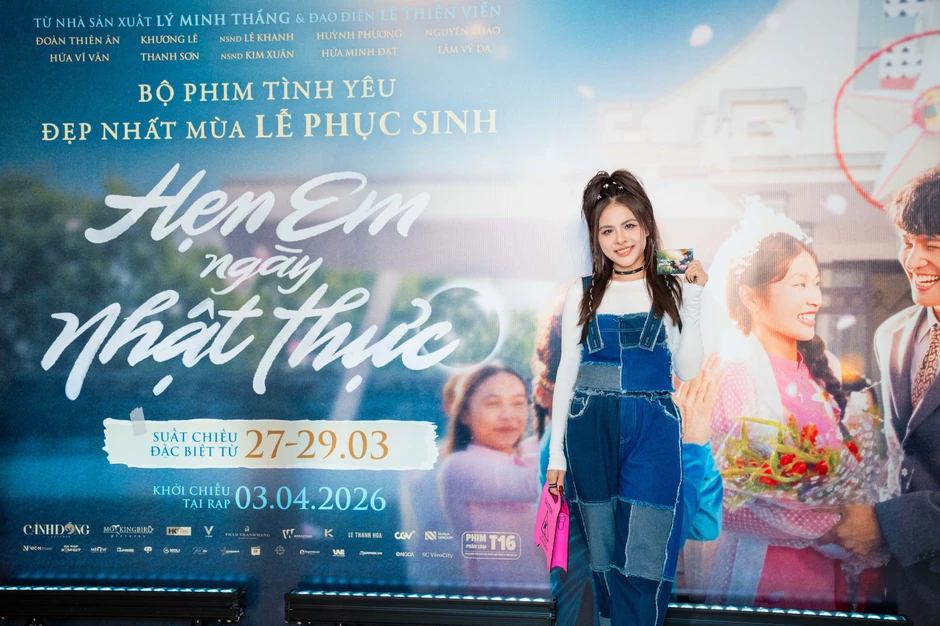 Vân Trang đi thảm đỏ mà như người đến từ hành tinh khác Vân Trang đi thảm đỏ mà như người đến từ hành tinh khác