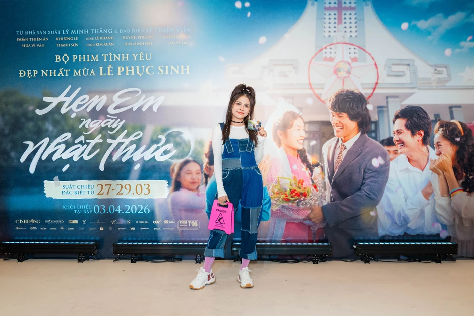 Vân Trang đi thảm đỏ mà như người đến từ hành tinh khác Vân Trang đi thảm đỏ mà như người đến từ hành tinh khác