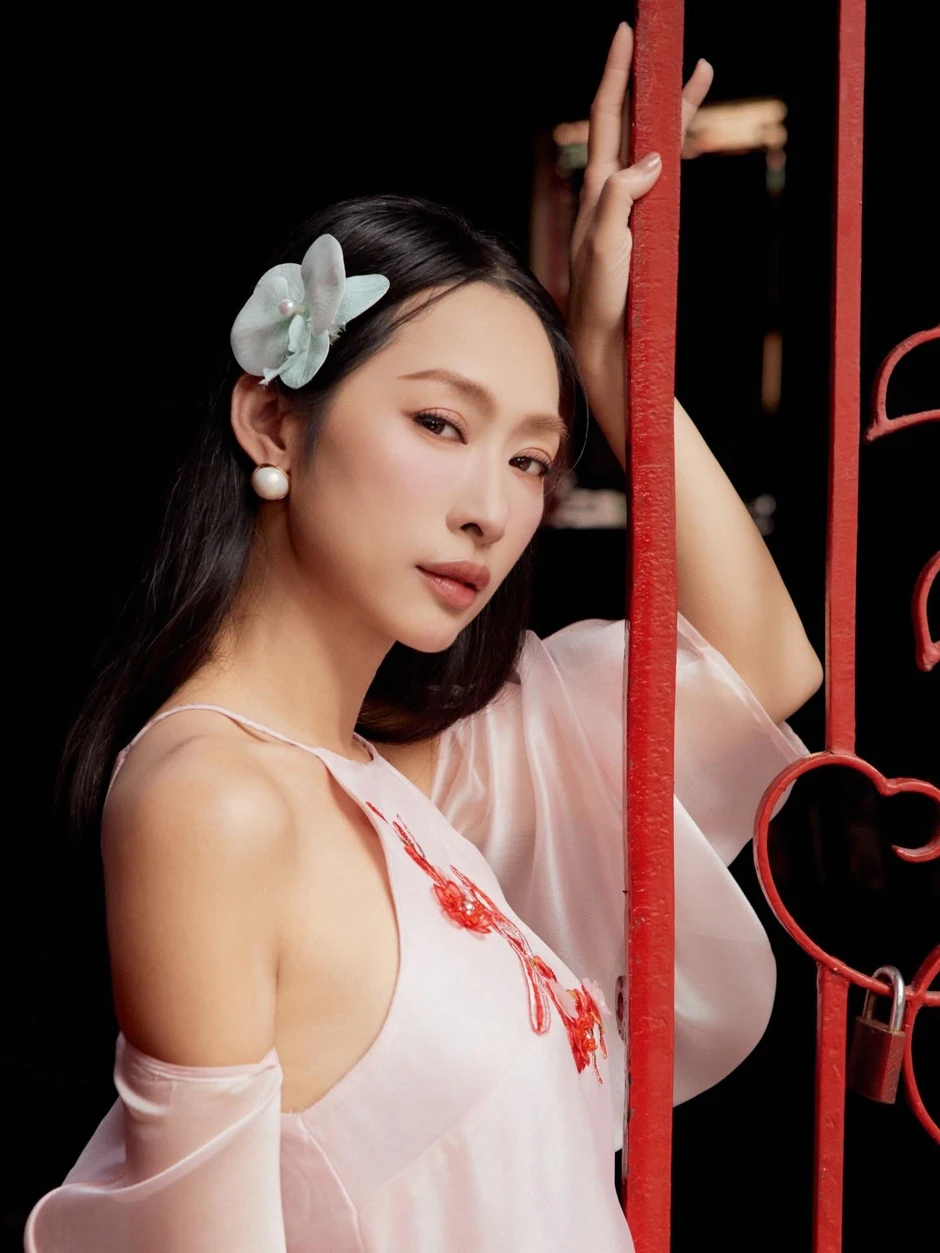 Vbiz mới có 1 cặp đôi lệch tuổi chấn động cõi mạng: Lúc nhà gái nổi tiếng nhà trai còn chưa ra đời