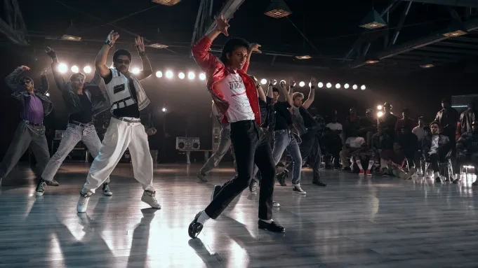 Vì sao phim về Michael Jackson càng bị ghẻ lạnh, càng hốt bạc tỷ?
