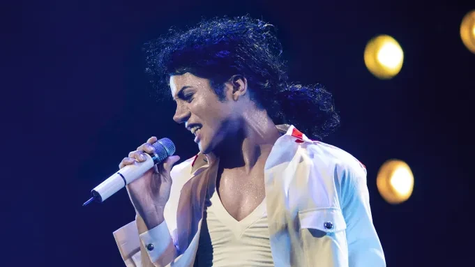 Vì sao phim về Michael Jackson càng bị ghẻ lạnh, càng hốt bạc tỷ?