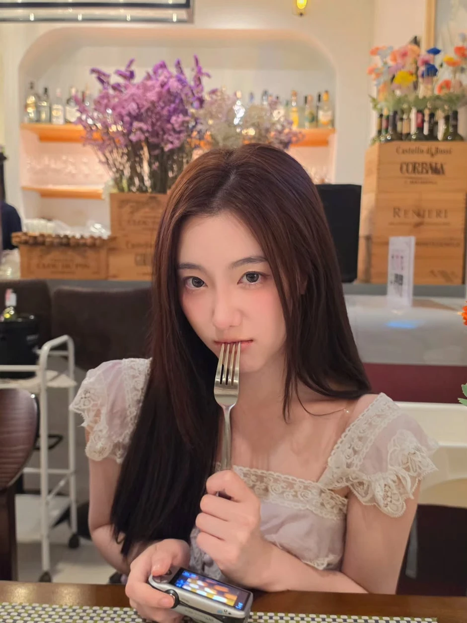 Viral clip mỹ nhân 2K5 bắn cung "rụng cả tim fan", nụ cười bừng sáng không cưỡng lại nổi