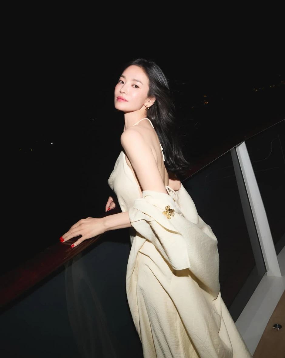 Viral nhan sắc tuổi 23 của Song Hye Kyo: So với hiện tại mà ngỡ ngàng!