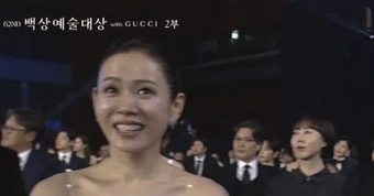 Viral nhất Baeksang 2026: Lee Byung Hun tỏ thái độ với Son Ye Jin