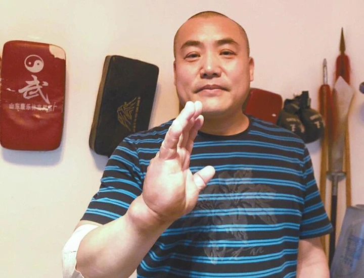 Võ sư Trung Quốc luyện thần công Kim Dung suốt 20 năm, bàn tay dày 8cm