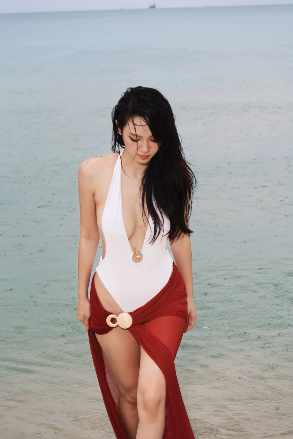 Vũ Thúy Quỳnh thả dáng quyến rũ với bikini cut-out trong chuyến nghỉ dưỡng