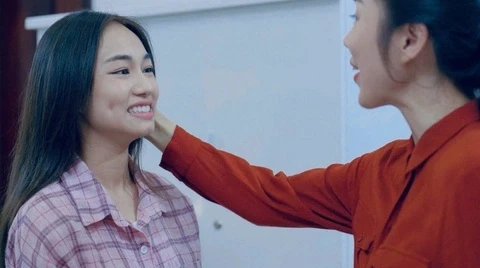 Xem Bóng Ma Hạnh Phúc mới thấy không ai khổ bằng khán giả