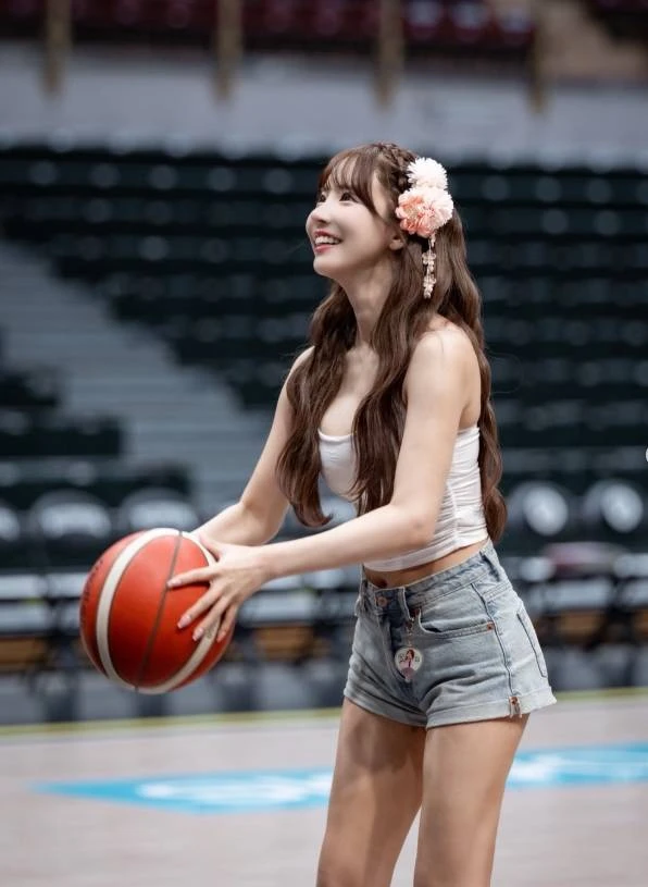 Yua Mikami khoe ảnh chơi bóng rổ, fan trầm trồ: "Haruko Akagi bước ra từ truyện tranh là đây chứ đâu!"