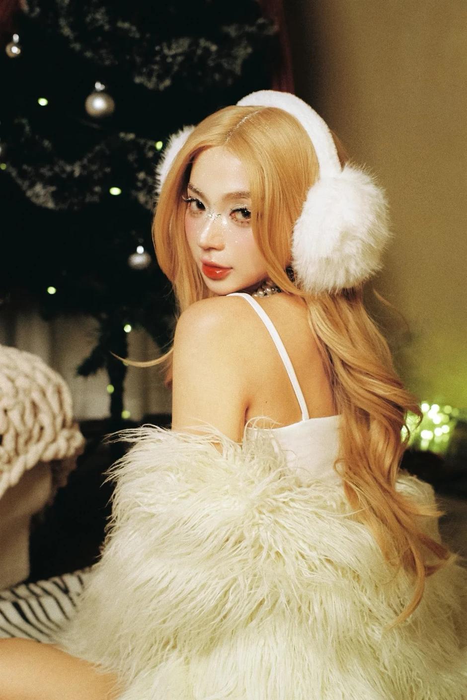 "Bùng nổ" với màn khoe dáng táo bạo của Chi Củ Cải, hóa ra sức "nóng" của hot streamer ngày nào vẫn còn đây
