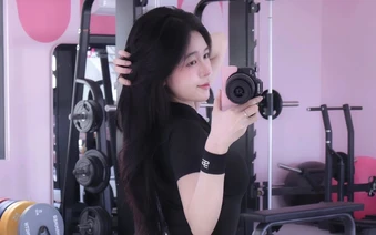"Check-in là chính": Mỹ nhân phòng gym khiến netizen "đứng hình" vì đường cong quá mướt!