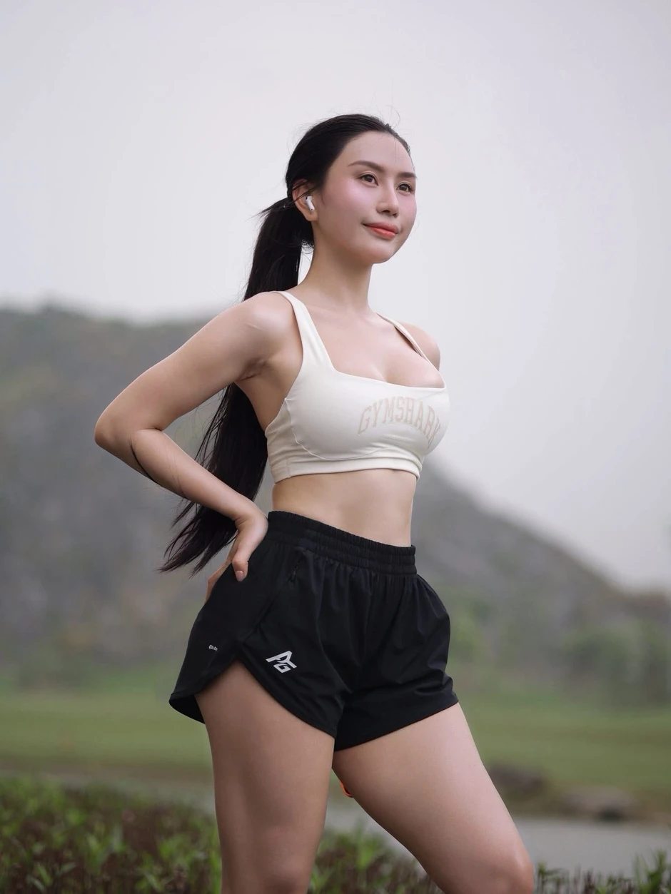 "Đổi cảnh" để chạy bộ, hot girl "bạn thân" Lê Bống tiếp tục gây thương nhớ với vóc dáng quá ấn tượng