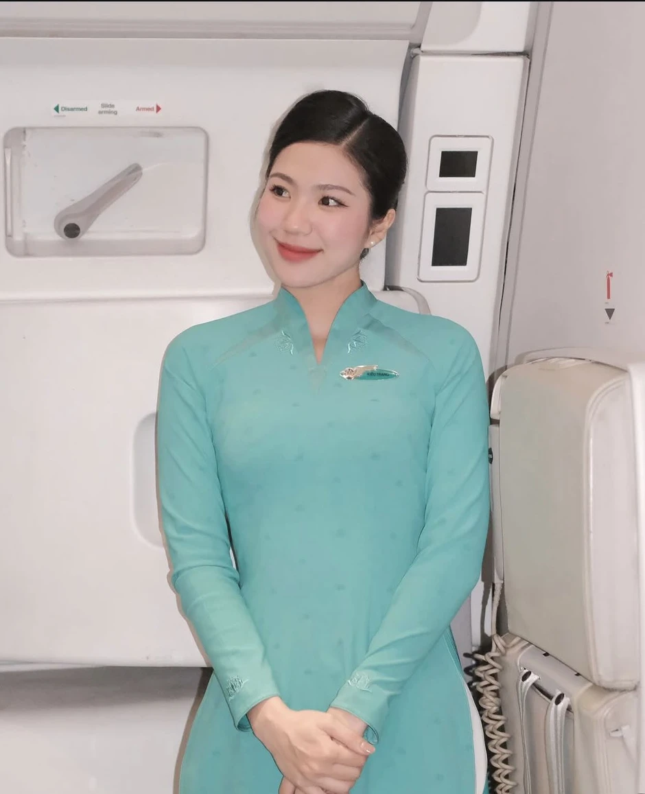 "Lên đồ" đi làm và "lột xác" khi đi chơi, nữ tiếp viên hàng không khiến CĐM "choáng" vì như sống 2 cuộc đời