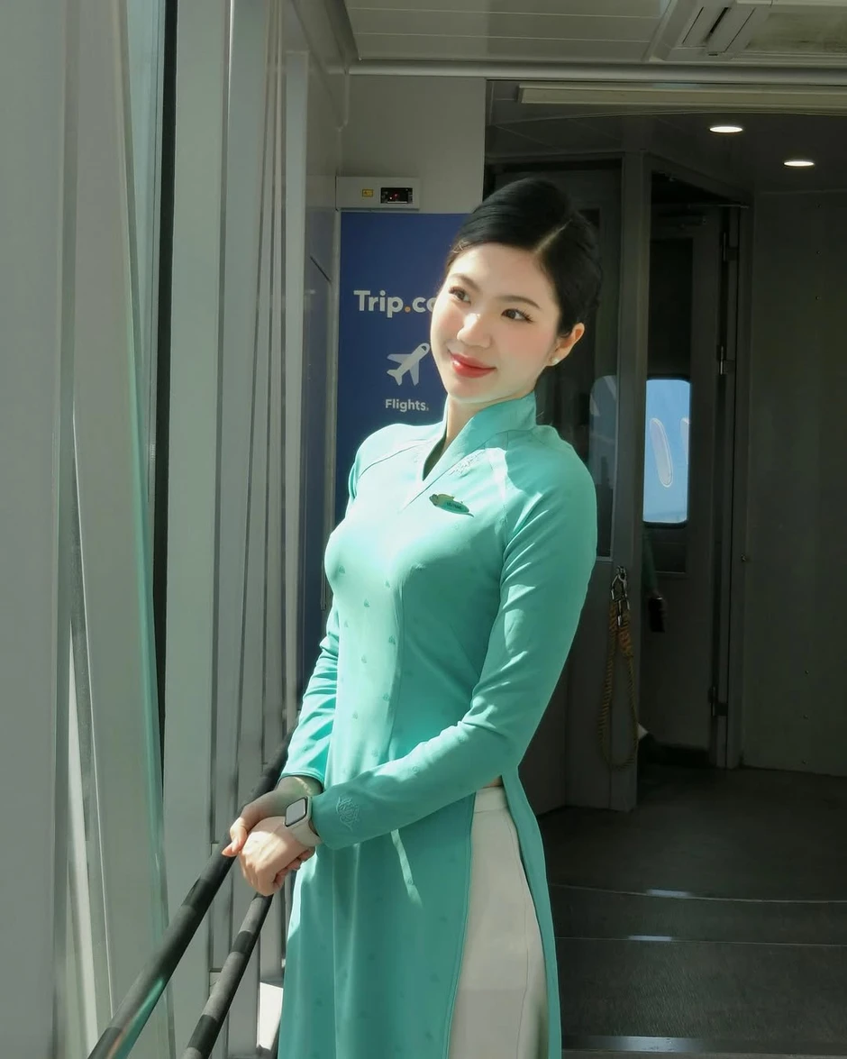 "Lên đồ" đi làm và "lột xác" khi đi chơi, nữ tiếp viên hàng không khiến CĐM "choáng" vì như sống 2 cuộc đời