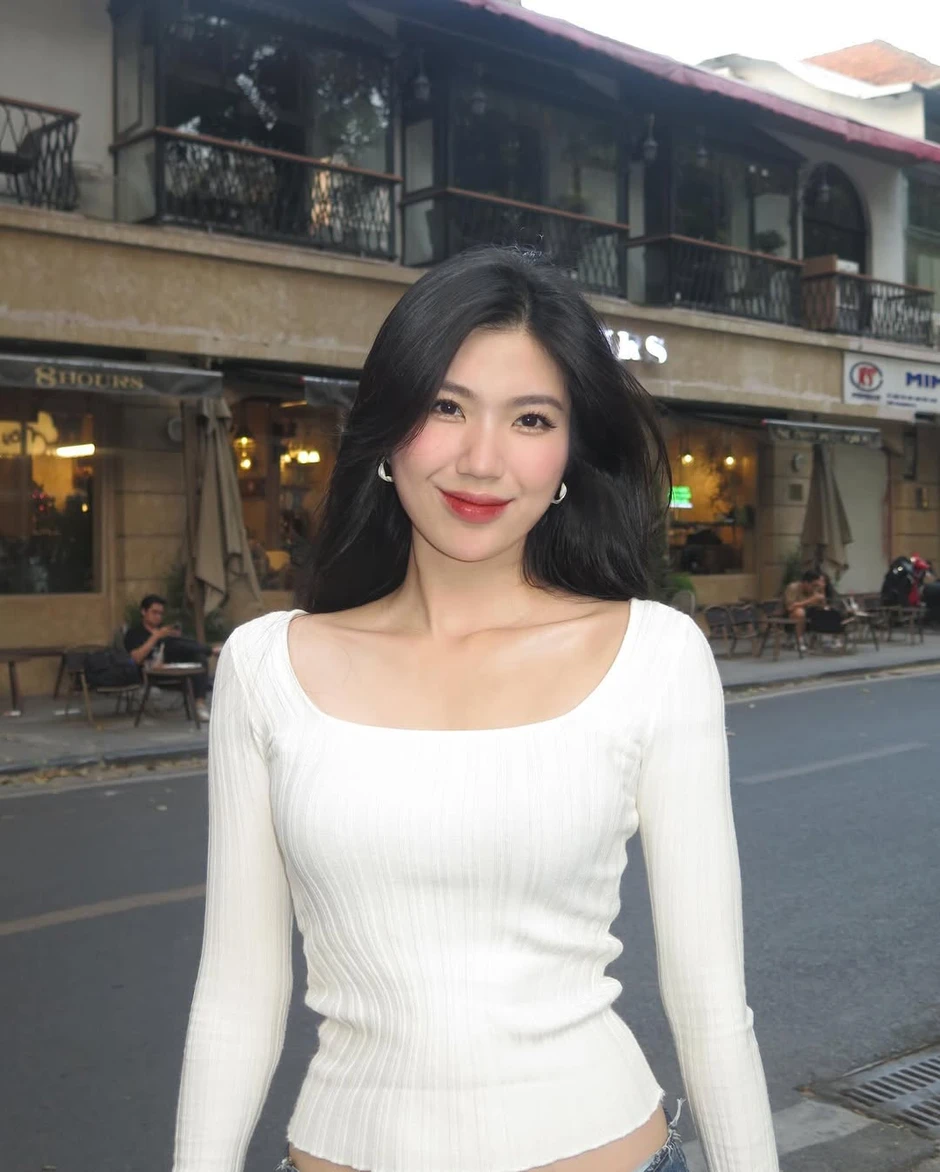 "Lên đồ" đi làm và "lột xác" khi đi chơi, nữ tiếp viên hàng không khiến CĐM "choáng" vì như sống 2 cuộc đời