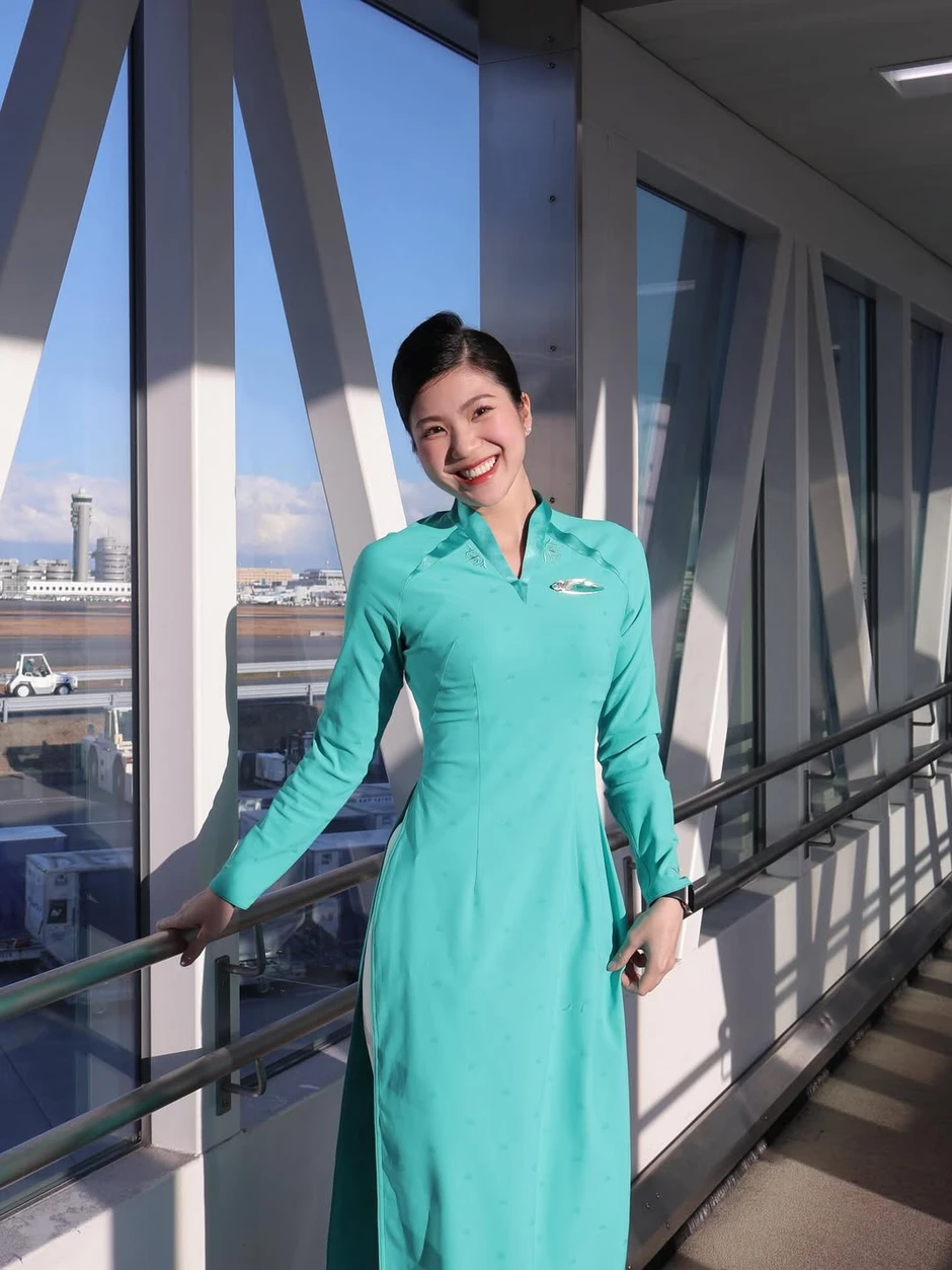 "Lên đồ" đi làm và "lột xác" khi đi chơi, nữ tiếp viên hàng không khiến CĐM "choáng" vì như sống 2 cuộc đời