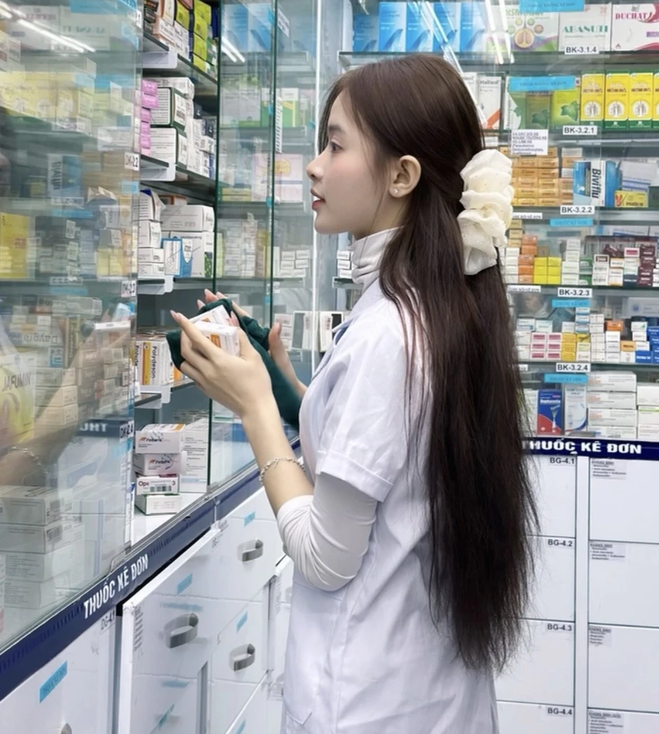 "Liều thuốc" ngọt ngào nhất hôm nay, nữ dược sĩ gây thương nhớ với nụ cười tỏa nắng "Liều thuốc" ngọt ngào nhất hôm nay, nữ dược sĩ gây thương nhớ với nụ cười tỏa nắng
