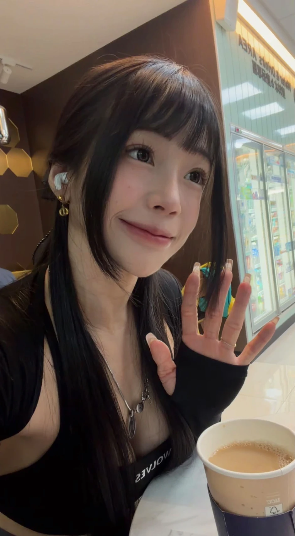 "Mặt học sinh, thân hình phụ huynh", nữ gymer gây sốc với cơ thể tưởng như chỉ có trên phim ảnh