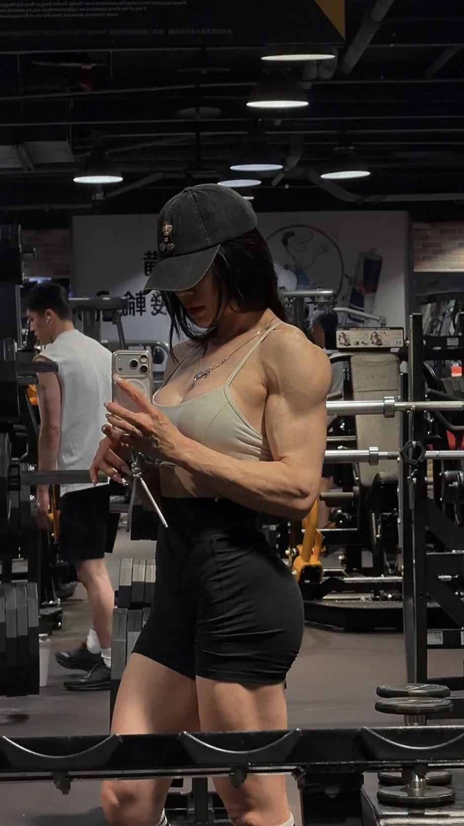 "Mặt học sinh, thân hình phụ huynh", nữ gymer gây sốc với cơ thể tưởng như chỉ có trên phim ảnh