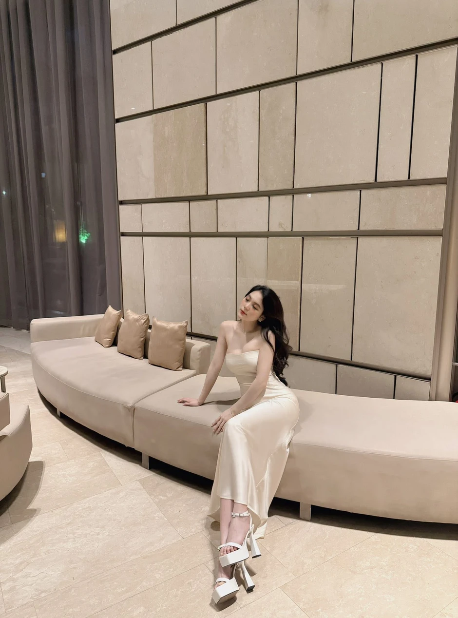 "Mất tập trung" trước biểu cảm nũng nịu hút hồn của cô giáo hotgirl xinh đẹp "Mất tập trung" trước biểu cảm nũng nịu hút hồn của cô giáo hotgirl xinh đẹp