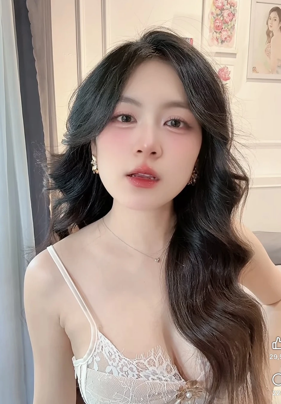 "Mất tập trung" trước biểu cảm nũng nịu hút hồn của cô giáo hotgirl xinh đẹp "Mất tập trung" trước biểu cảm nũng nịu hút hồn của cô giáo hotgirl xinh đẹp