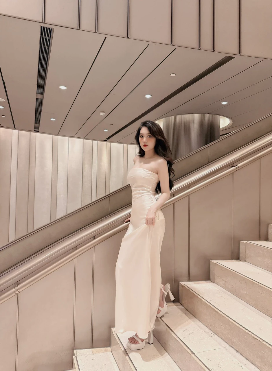 "Mất tập trung" trước biểu cảm nũng nịu hút hồn của cô giáo hotgirl xinh đẹp "Mất tập trung" trước biểu cảm nũng nịu hút hồn của cô giáo hotgirl xinh đẹp