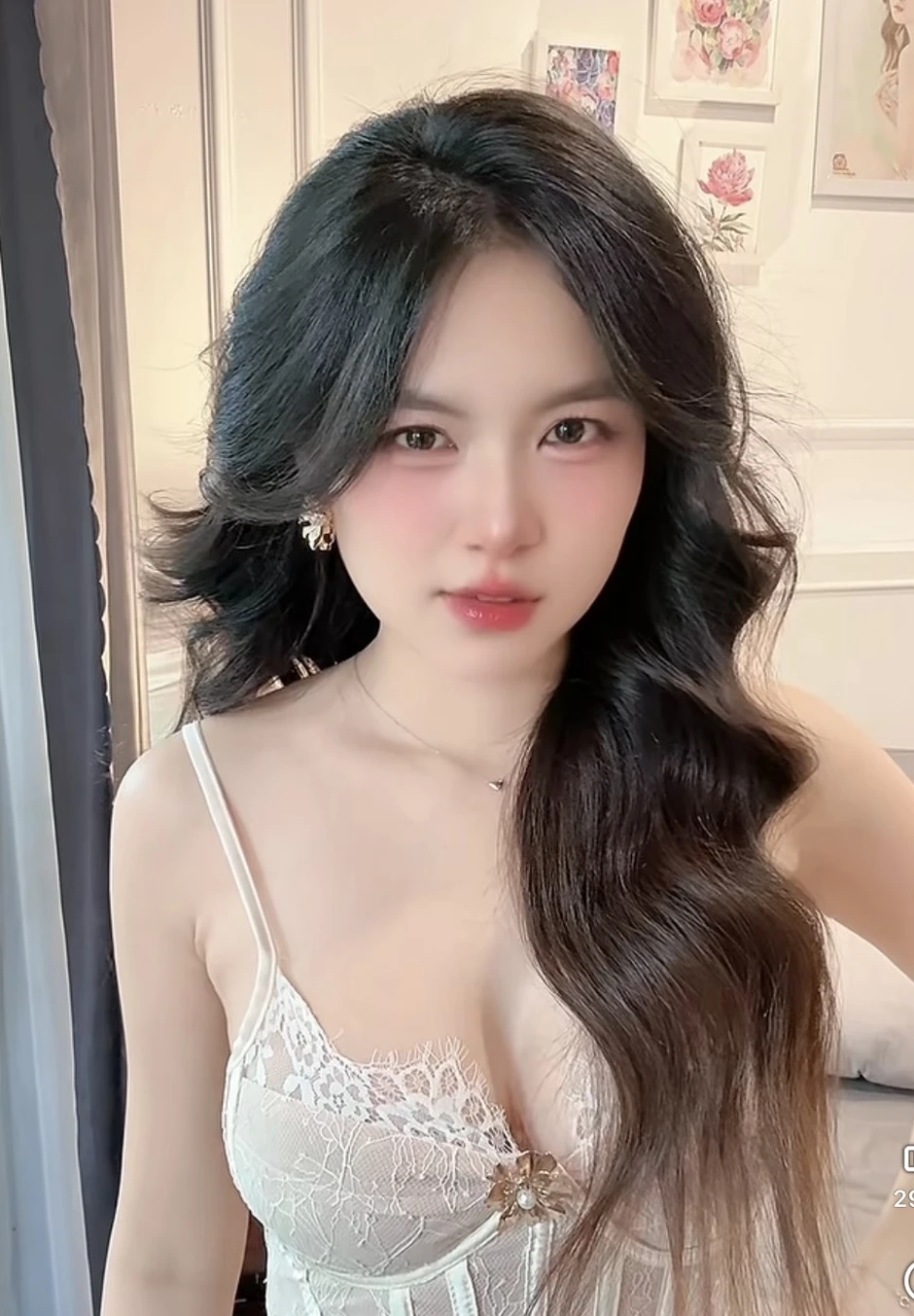 "Mất tập trung" trước biểu cảm nũng nịu hút hồn của cô giáo hotgirl xinh đẹp "Mất tập trung" trước biểu cảm nũng nịu hút hồn của cô giáo hotgirl xinh đẹp