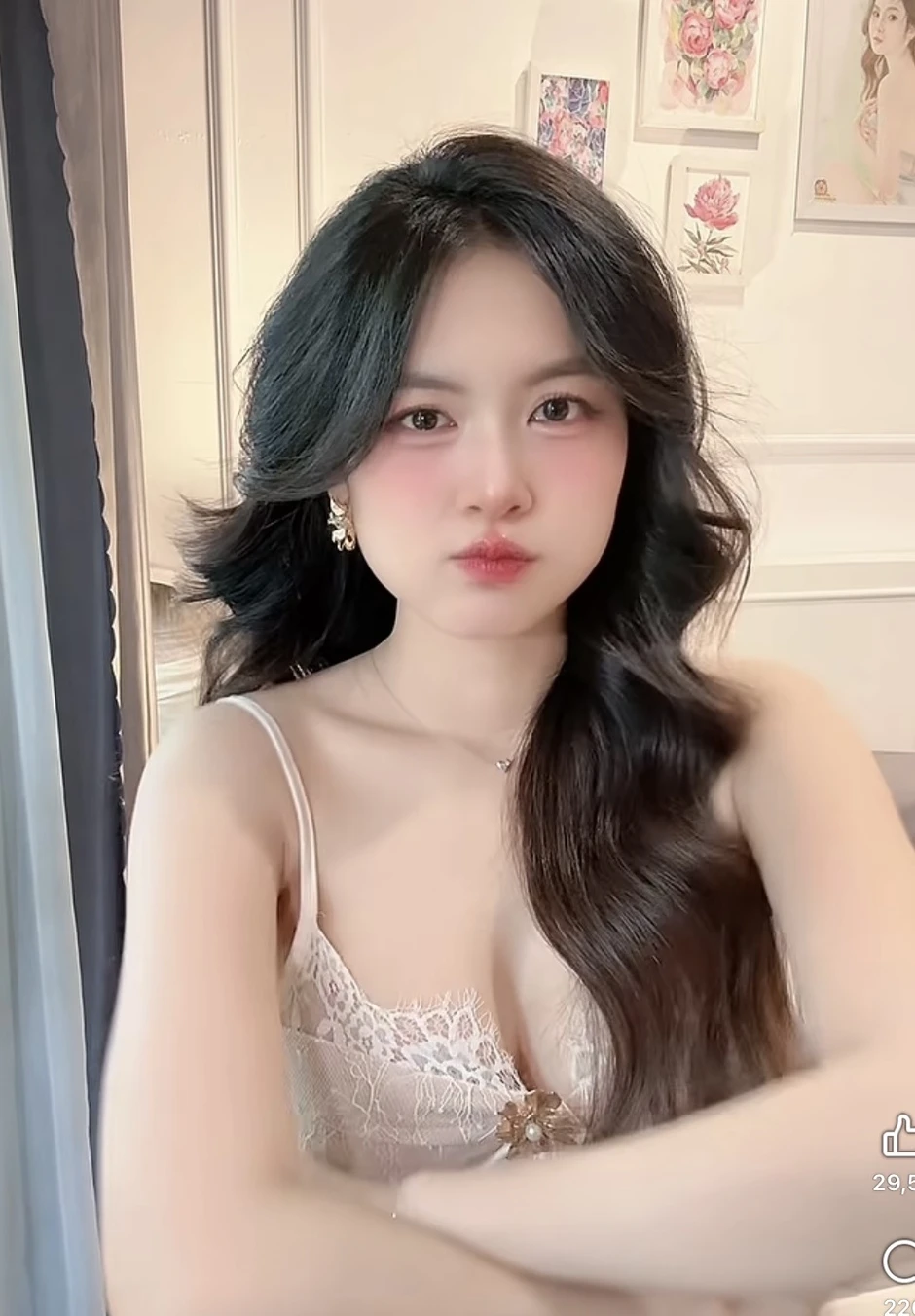 "Mất tập trung" trước biểu cảm nũng nịu hút hồn của cô giáo hotgirl xinh đẹp "Mất tập trung" trước biểu cảm nũng nịu hút hồn của cô giáo hotgirl xinh đẹp