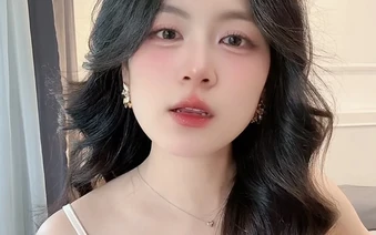 "Mất tập trung" trước biểu cảm nũng nịu hút hồn của cô giáo hotgirl xinh đẹp