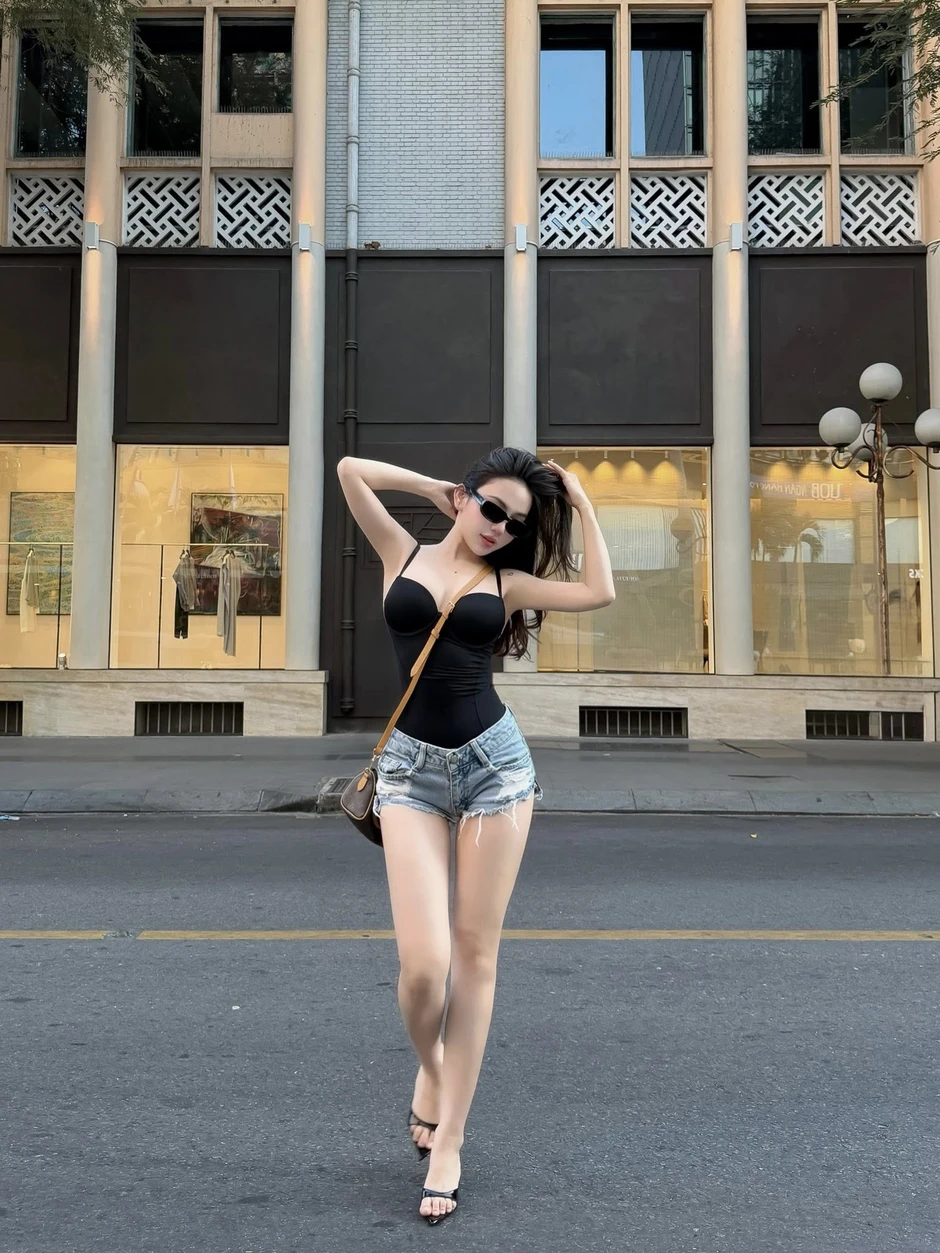 "Nháy vội" vài tấm hình khi dạo phố, hot girl chứng minh sức mạnh của một body hoàn hảo