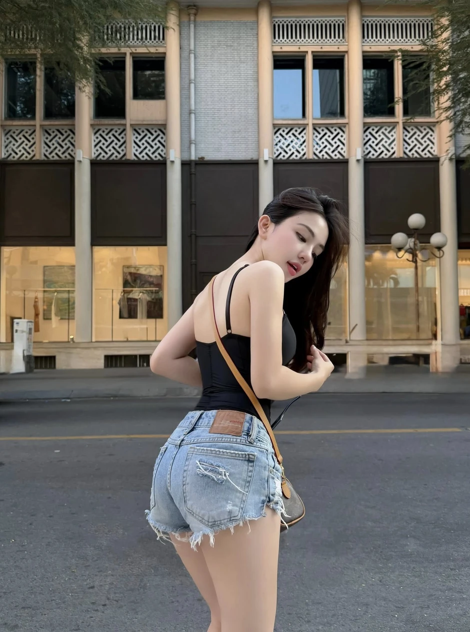 "Nháy vội" vài tấm hình khi dạo phố, hot girl chứng minh sức mạnh của một body hoàn hảo