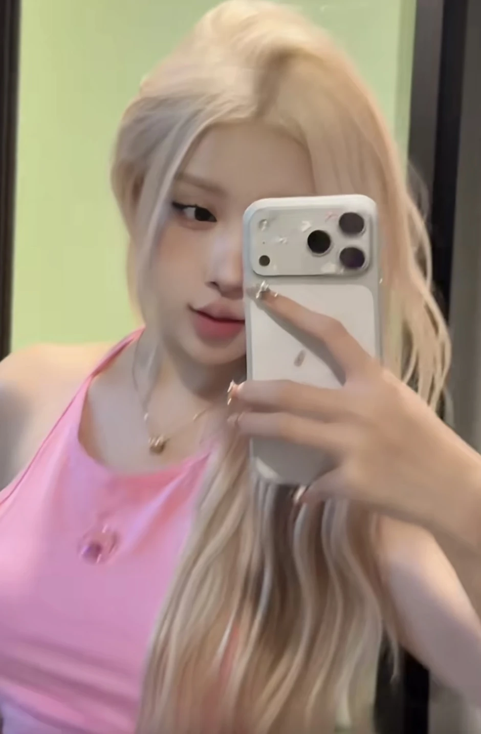 "Rosé bản Việt" bị chê bai nhan sắc khác xa ảnh mạng "Rosé bản Việt" bị chê bai nhan sắc khác xa ảnh mạng