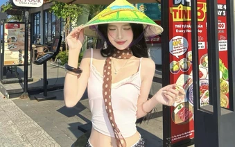 "Thánh check-in" cà phê gây sốt khi thả dáng phố biển
