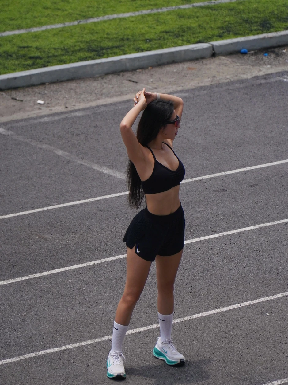 "Trốn" tập gym, hot girl ra biển đón hè, khiến người xem mê mẩn trước vóc dáng quyến rũ