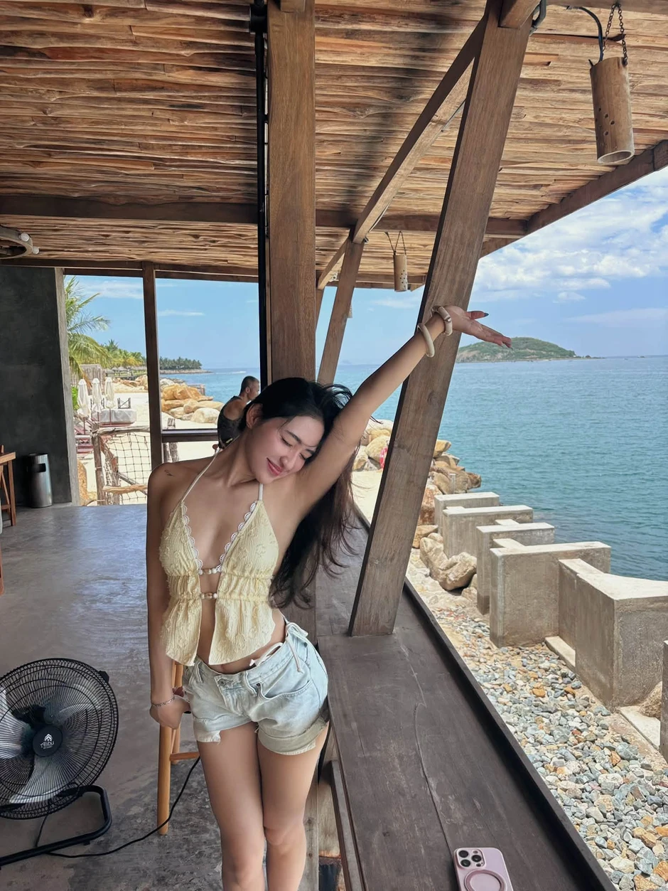 "Trốn" tập gym, hot girl ra biển đón hè, khiến người xem mê mẩn trước vóc dáng quyến rũ