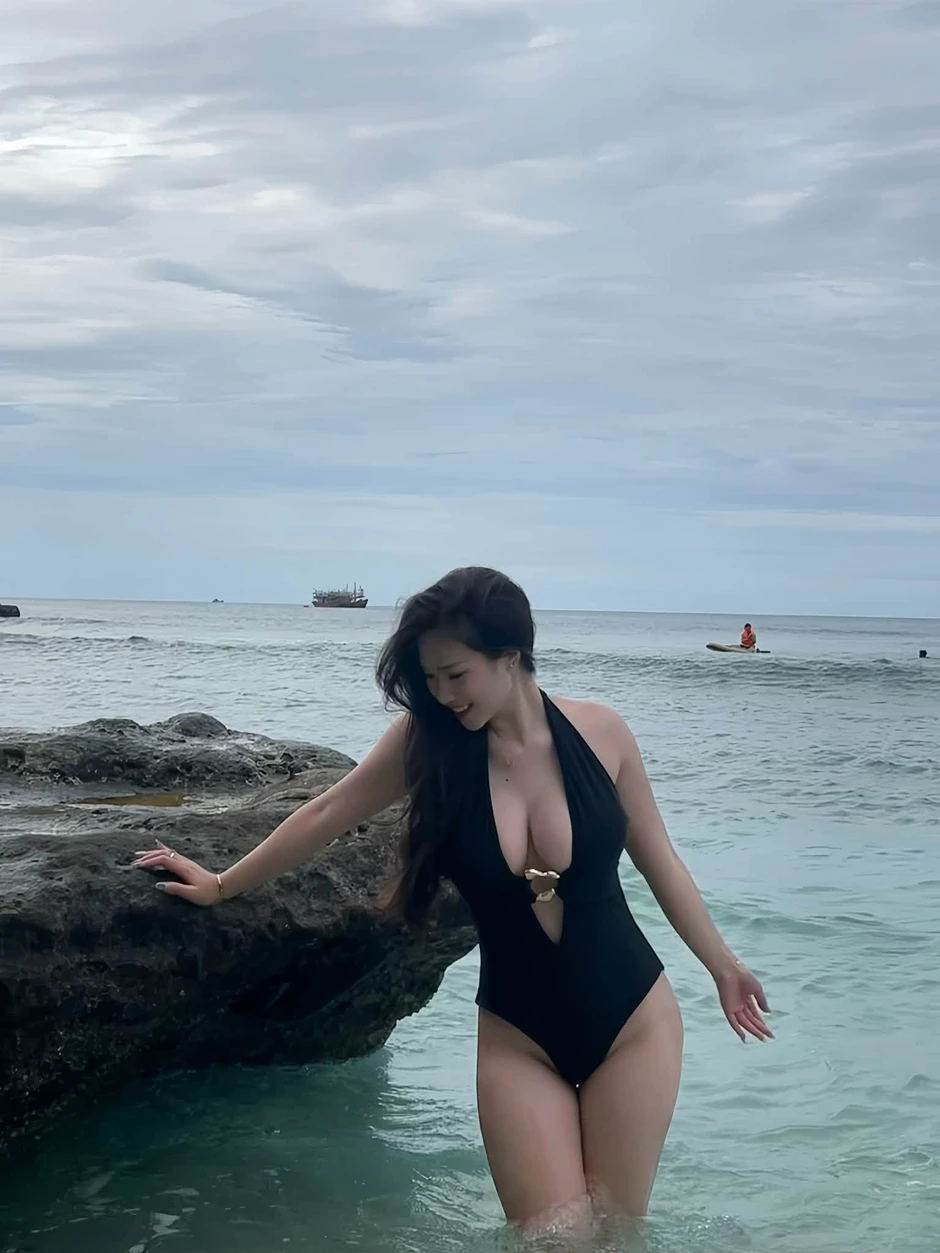 "Xả ảnh" biển trước khi hết hè, nàng hot girl xinh đẹp "đốn tim" người xem với vóc dáng ấn tượng "Xả ảnh" biển trước khi hết hè, nàng hot girl xinh đẹp "đốn tim" người xem với vóc dáng ấn tượng