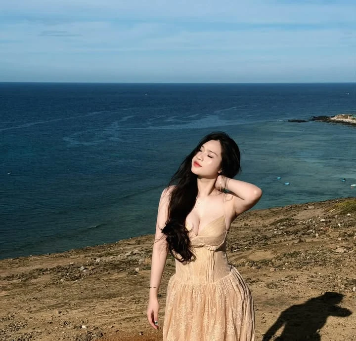 "Xả ảnh" biển trước khi hết hè, nàng hot girl xinh đẹp "đốn tim" người xem với vóc dáng ấn tượng "Xả ảnh" biển trước khi hết hè, nàng hot girl xinh đẹp "đốn tim" người xem với vóc dáng ấn tượng