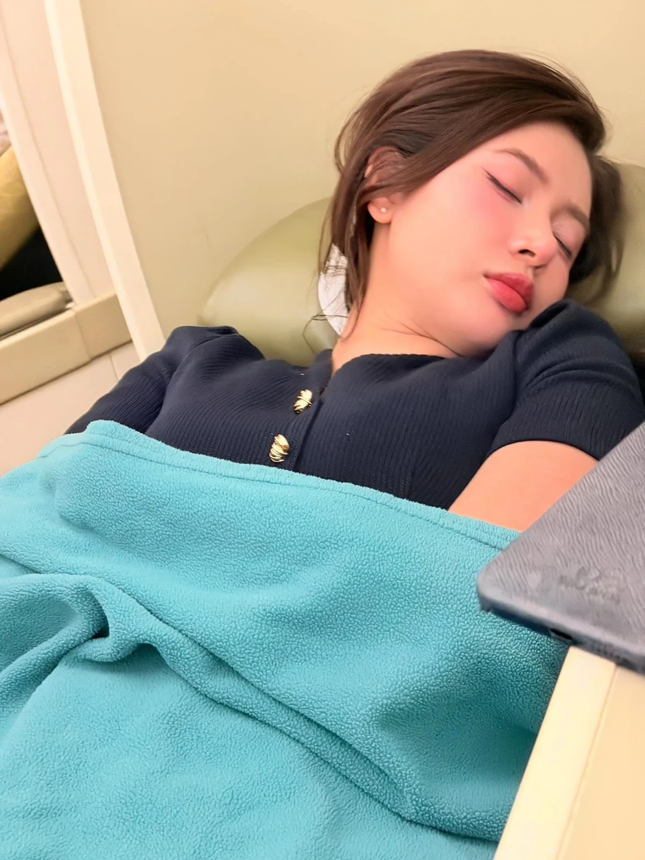 Hot girl 'ngủ gật' Phạm Hoàng Thu Uyên tái hiện hình ảnh từng gây sốt