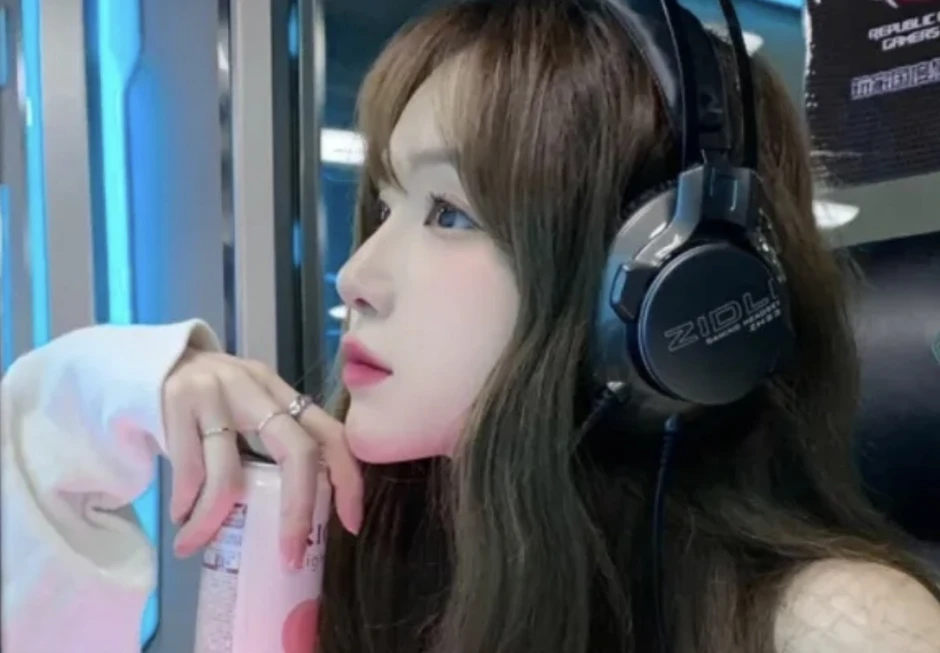 1800 ngày chơi game bằng chân, cơ thể nữ streamer biến dạng kinh hoàng
