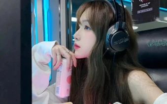 1800 ngày chơi game bằng chân, cơ thể nữ streamer biến dạng kinh hoàng