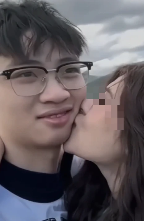 3 năm ròng rã cùng viết nên "thanh xuân": Tiếc cho mối tình chàng tuyển thủ - nàng MC 3 năm ròng rã cùng viết nên "thanh xuân": Tiếc cho mối tình chàng tuyển thủ - nàng MC