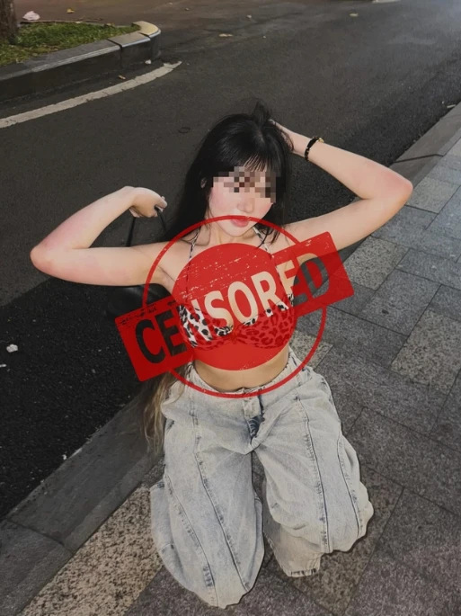 Ăn mặc hở hang giữa phố đông người, hot girl lập tức nhận vô số chỉ trích