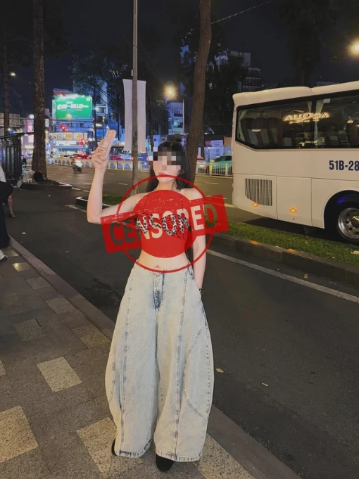 Ăn mặc hở hang giữa phố đông người, hot girl lập tức nhận vô số chỉ trích