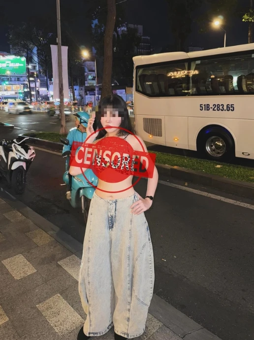 Ăn mặc hở hang giữa phố đông người, hot girl lập tức nhận vô số chỉ trích