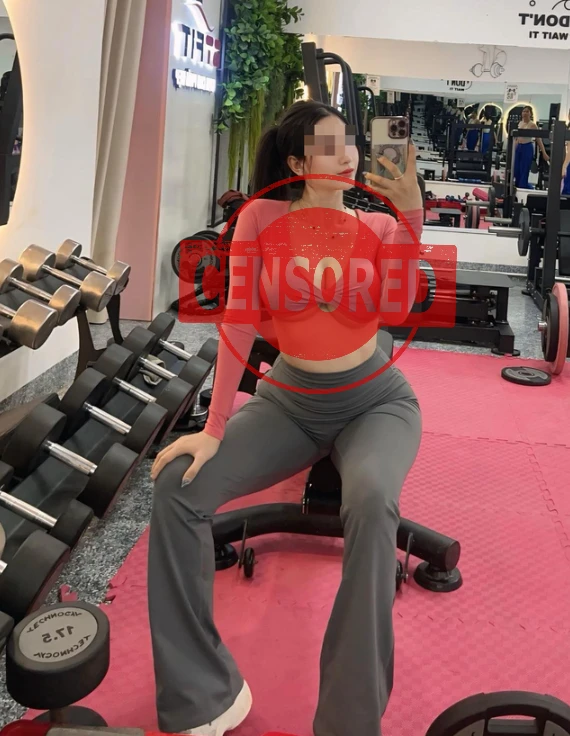 Ăn mặc phản cảm đi tập gym, hot girl khiến người xem "nhăn mặt" vì ái ngại