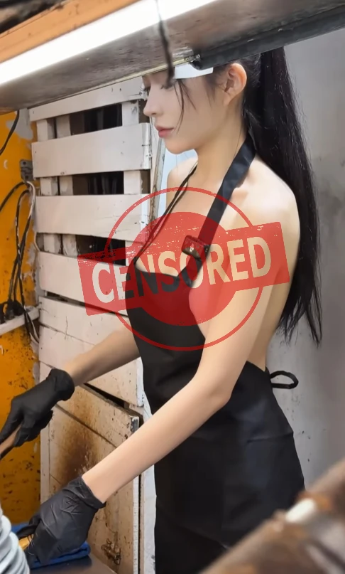 Ăn mặc phản cảm đứng bán "lẩu bò", chiêu trò marketing của hot girl xinh đẹp khiến CĐM không khỏi ngán ngẩm Ăn mặc phản cảm đứng bán "lẩu bò", chiêu trò marketing của hot girl xinh đẹp khiến CĐM không khỏi ngán ngẩm