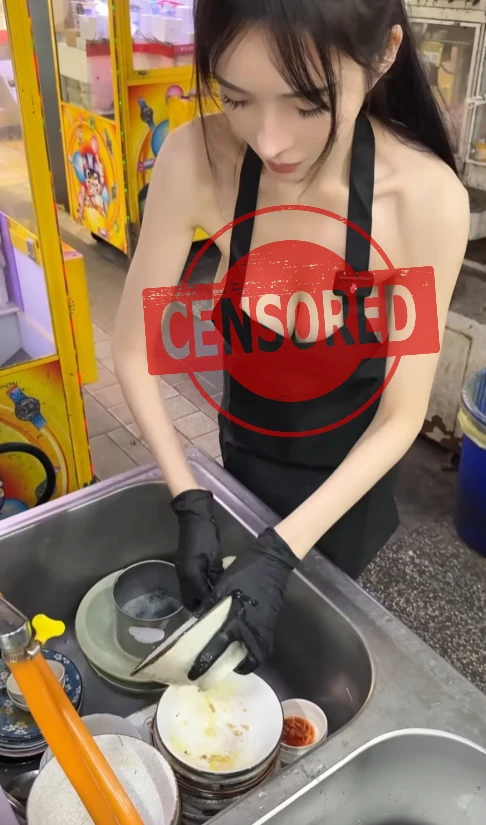Ăn mặc phản cảm đứng bán "lẩu bò", chiêu trò marketing của hot girl xinh đẹp khiến CĐM không khỏi ngán ngẩm Ăn mặc phản cảm đứng bán "lẩu bò", chiêu trò marketing của hot girl xinh đẹp khiến CĐM không khỏi ngán ngẩm