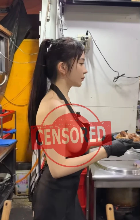 Ăn mặc phản cảm đứng bán "lẩu bò", chiêu trò marketing của hot girl xinh đẹp khiến CĐM không khỏi ngán ngẩm Ăn mặc phản cảm đứng bán "lẩu bò", chiêu trò marketing của hot girl xinh đẹp khiến CĐM không khỏi ngán ngẩm