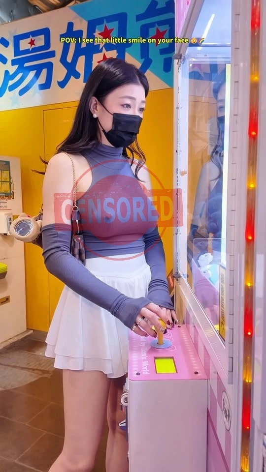 Ăn mặc phản cảm ngay giữa TTTM, cô gái khiến người xem "đứng hình" trước sự vô tư