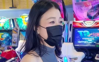 Ăn mặc phản cảm ngay giữa TTTM, cô gái khiến người xem "đứng hình" trước sự vô tư
